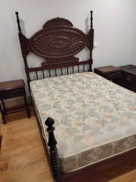 Quarto completo em madeira maciça com design clássico