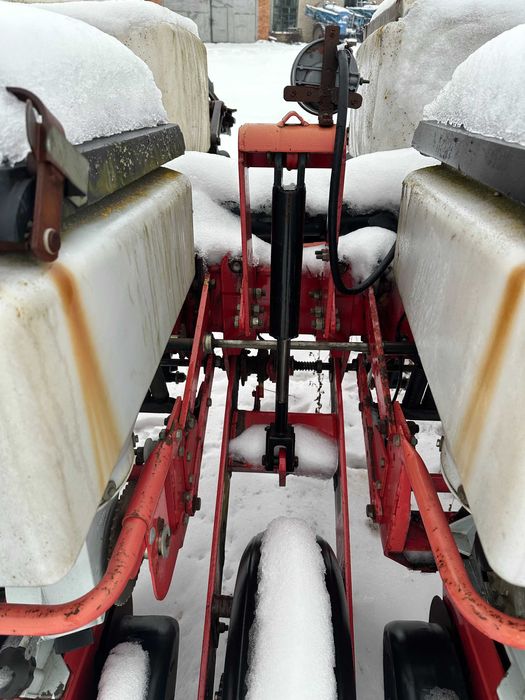 Продається сівалка пневматична Massey Ferguson 555 6