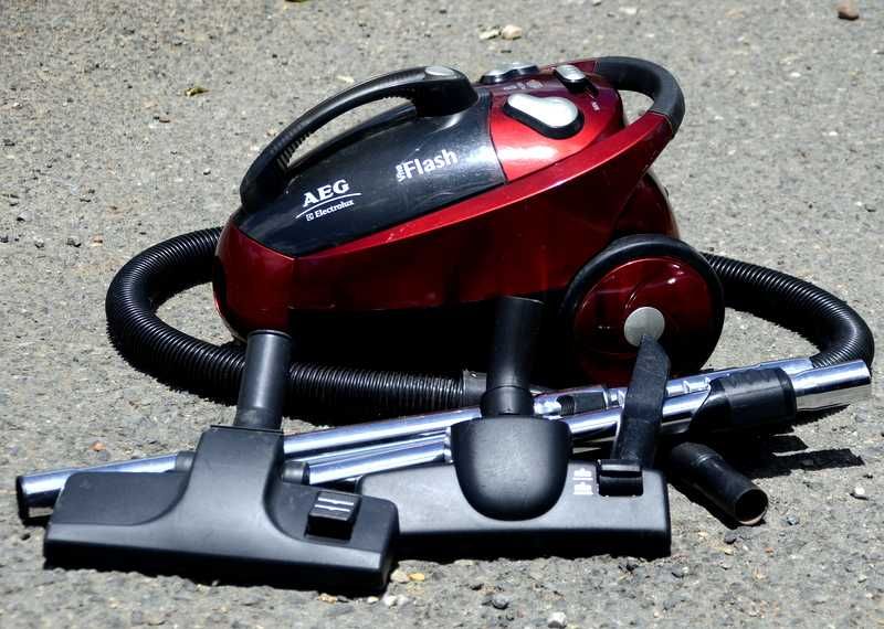 Vende-se televisor e outros equipamentos, tudo impecável