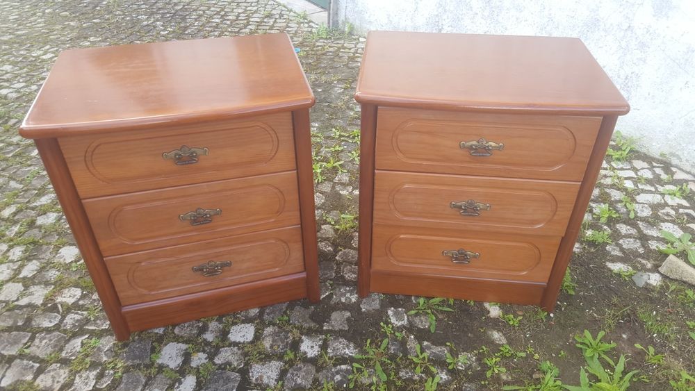 2 Bancas de cabeceira  como  novas