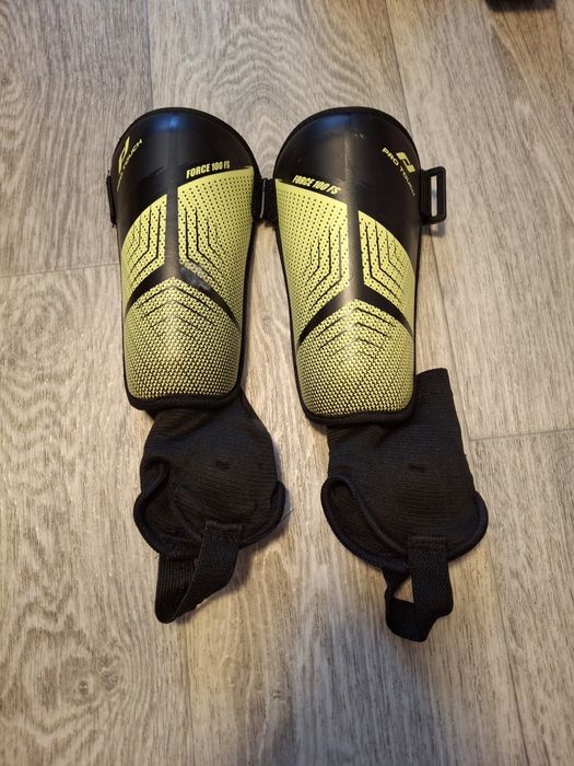 Щитки футбольные