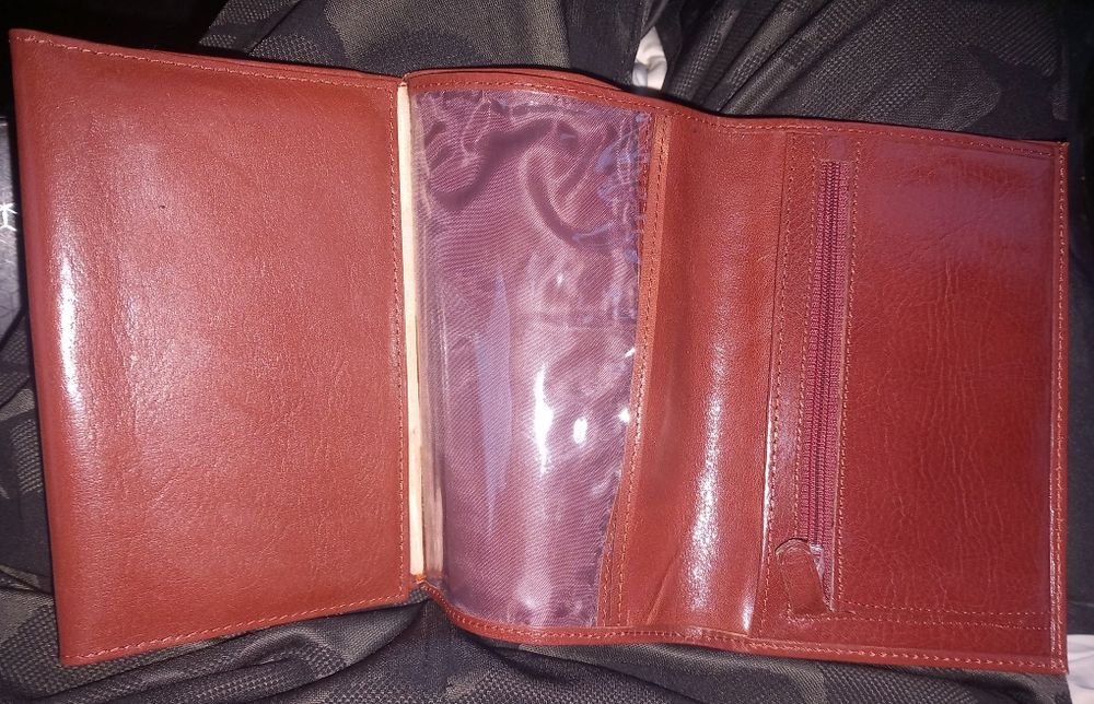 Carteira nova em pele
