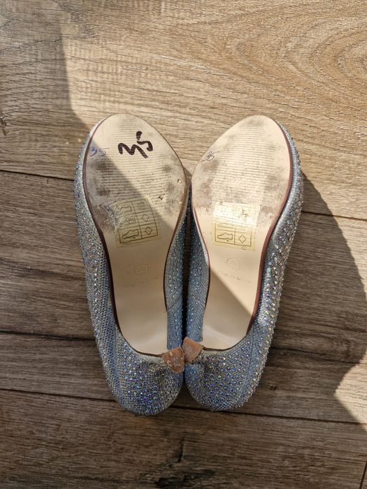 Błyszczące buty na obcasie