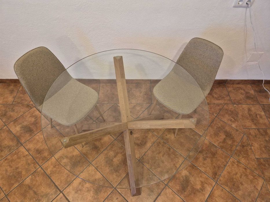 Mesa de jantar redonda JYSK AGERBY em vidro e carvalho maciço (Ø 119 cm)