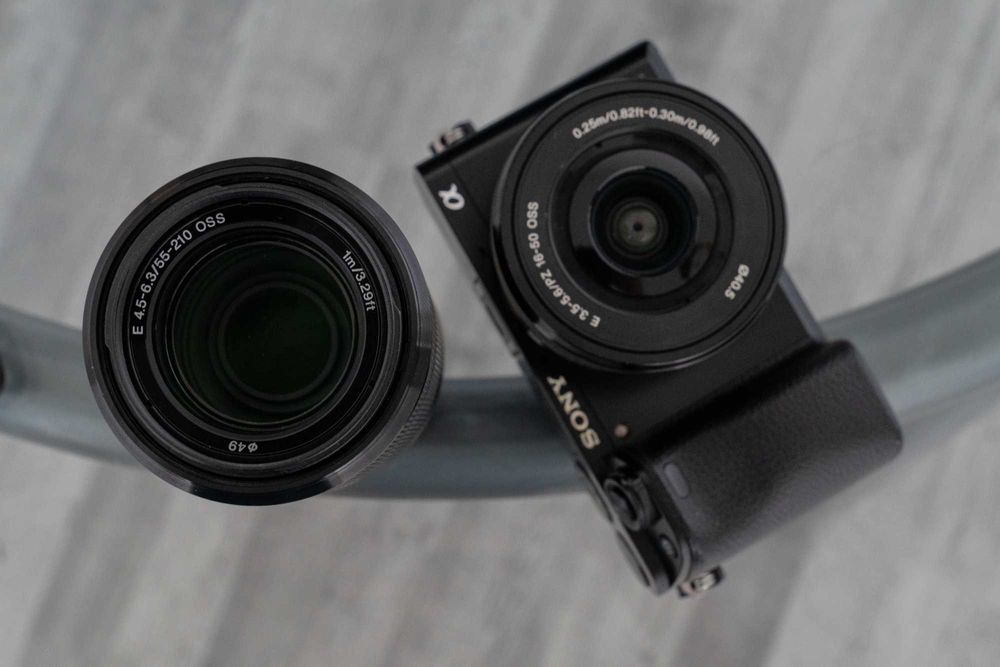 Sony a6000 + 16-50mm + 55-210mm + 3 baterias + acessórios