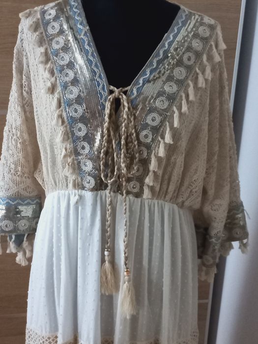 Sukienka boho oversize – moda włoska, koronka, hafty, cekiny, frędzle, bawełna