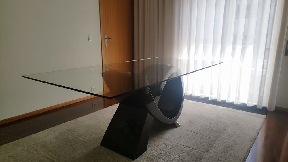 Mesa de Jantar de Design. Vidro Temperado Fumado e Base Escultural
Título: Mesa de Jantar Luxo – Vidro Temperado Fumado e Base Escultural