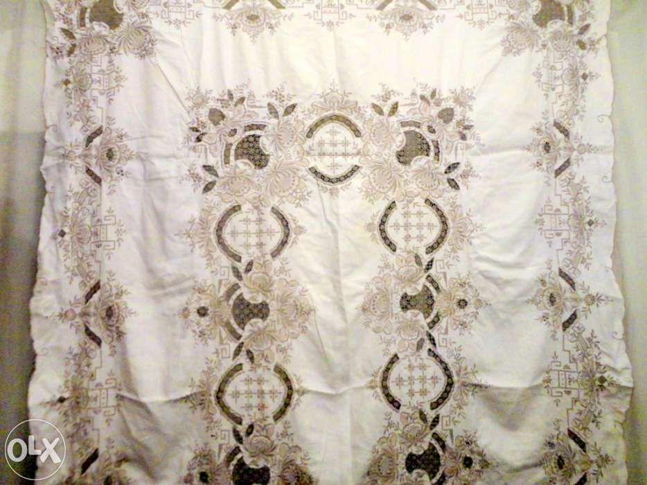 Toalha de mesa bordada da Ilha da Madeira