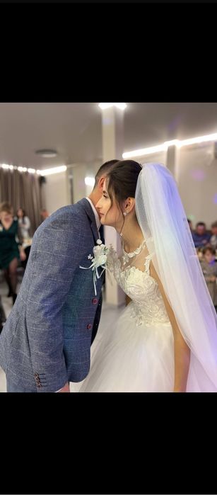 весільна сукня кольору айворі