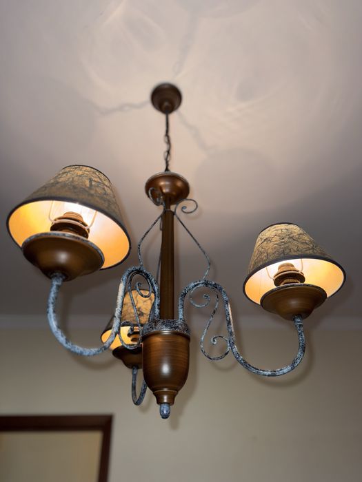 Varão de cortinas em ferro forjado e candeeiros