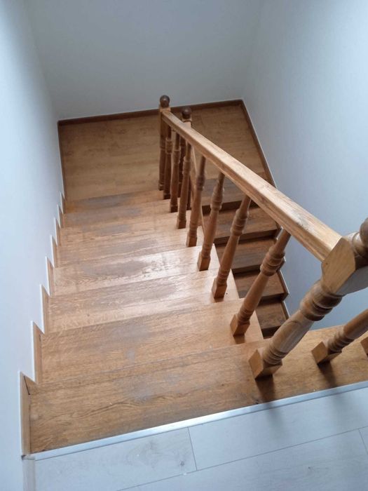 Schody drewniane dębowe z balustradą