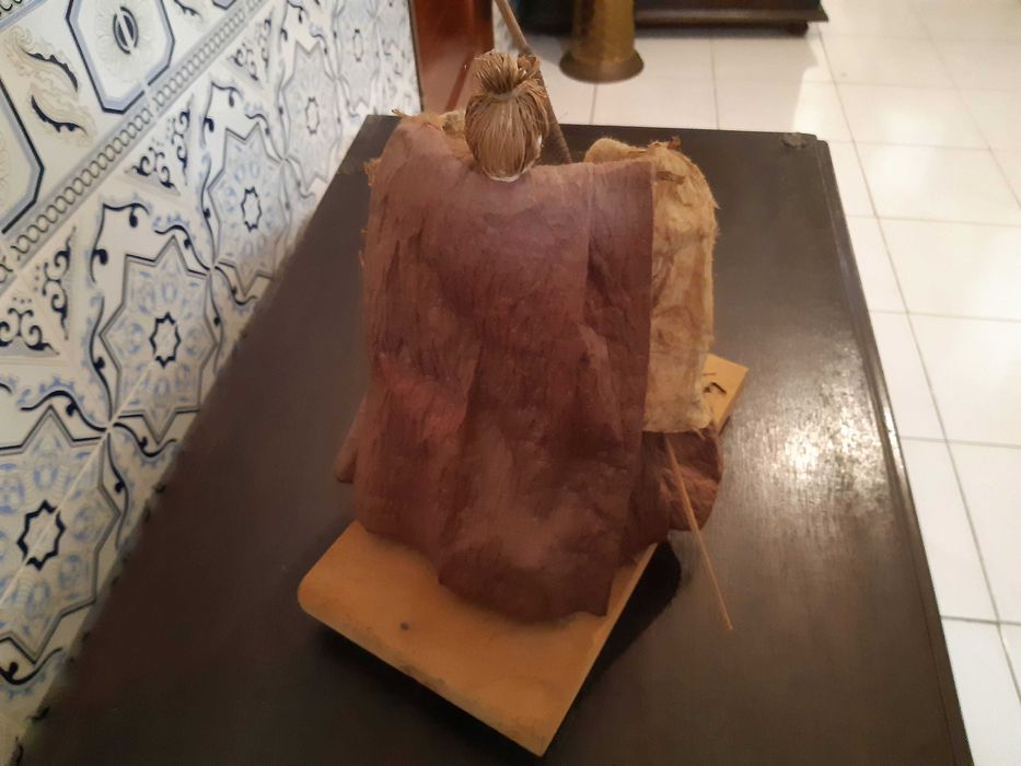 Artesanato japonês, imitando senhor feudal, altura 31cm