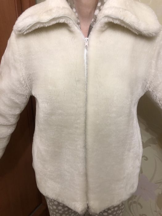 Полушубок білого кольору