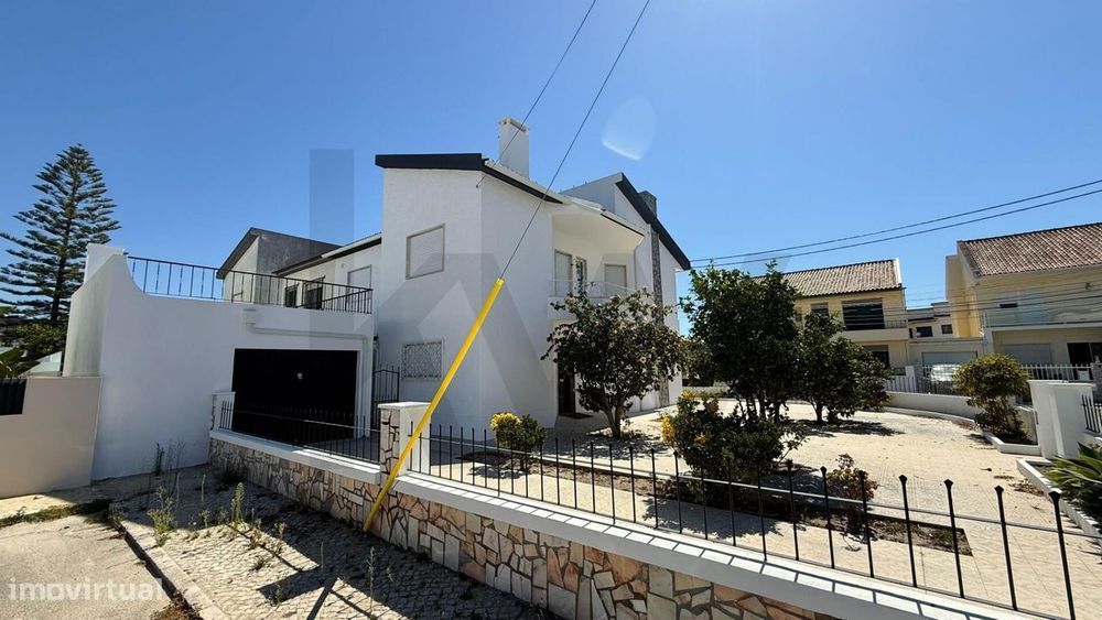 Moradia T5 Renovada com Terraço, Garagem e Espaço Exterior | Belverde,