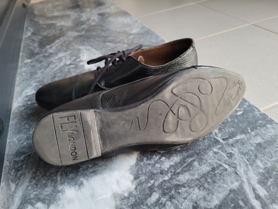 Sapatos pretos Fly London 37