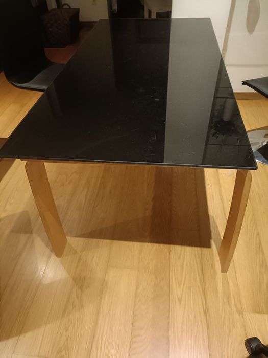 Mesa de Refeição, tampo de vidro e pernas em madeira