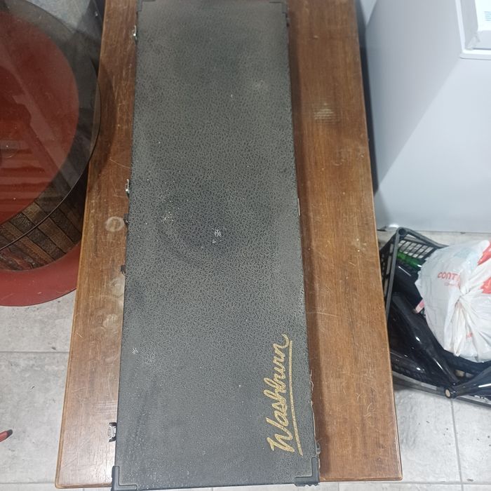 Guitarra Washburn com mala de transporte rígidas