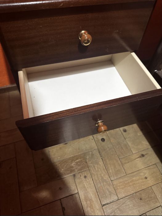 mesa de cabeceira com puxadores