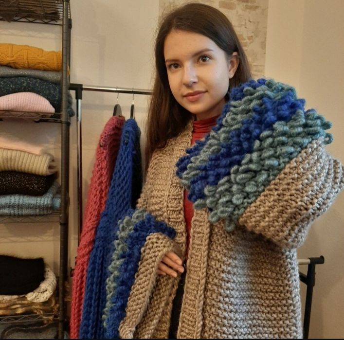 Кардиган с объемными рукавами.