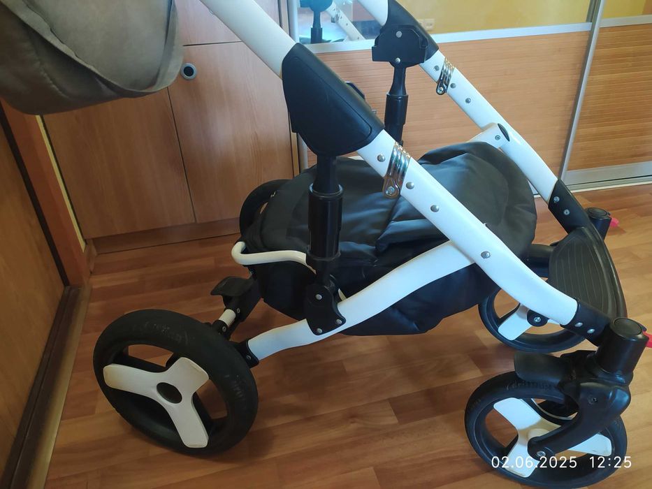 Дитяча колиска фірми  NEXT BABY
