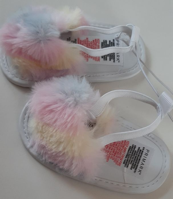 Buty dziewczęce niechodki rozm 6-9 miesięcy nowe