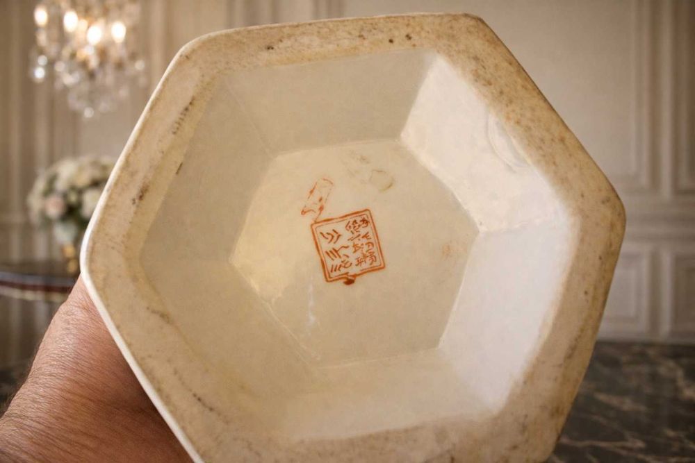 Par de Vasos Orientais em Porcelana Decorada com Figuras Tradicionais