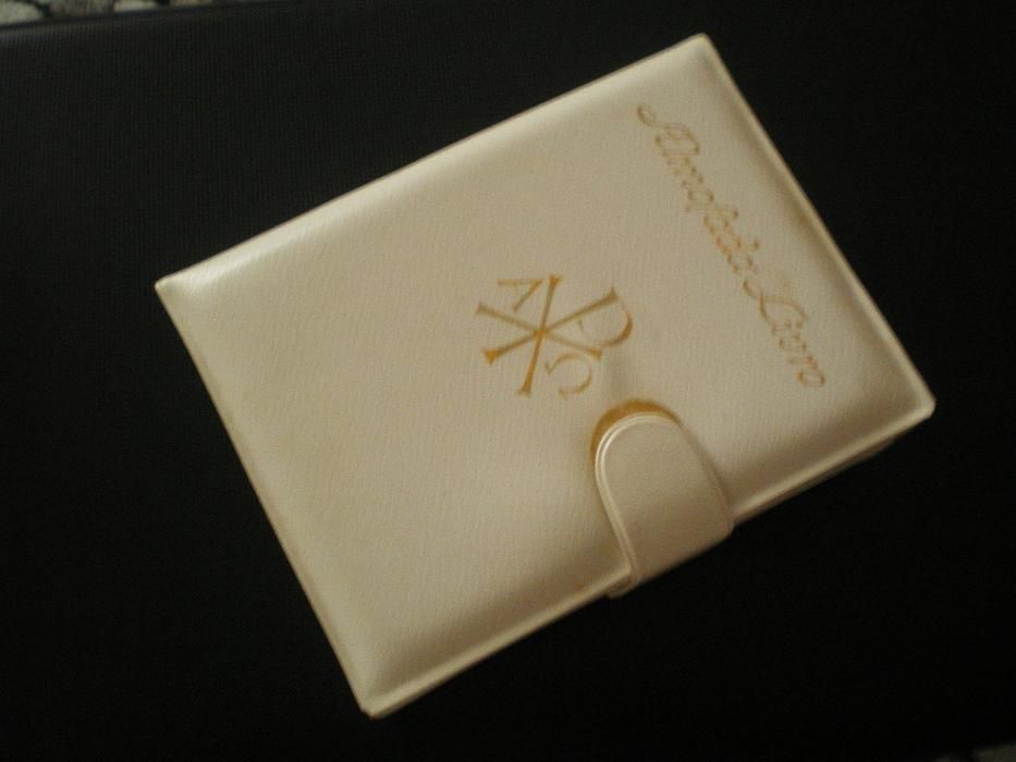 Almofada "livro" para ajoelhar e rezar