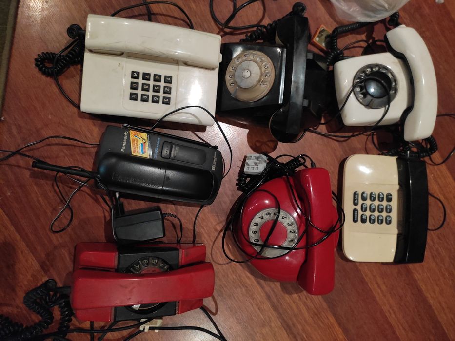 Старые дисковые и кнопочные стационарный телефон.
