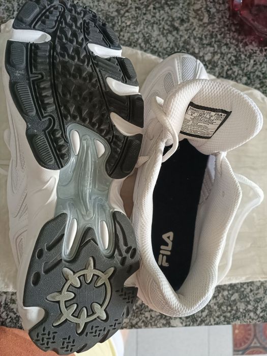 Tennis brancos Fila em MT bom estado quase sem uso NR. 38.5