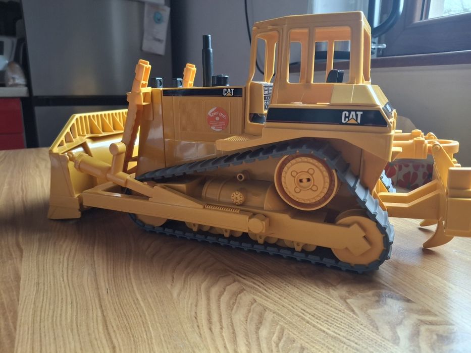 Bruder spychacz Caterpillar