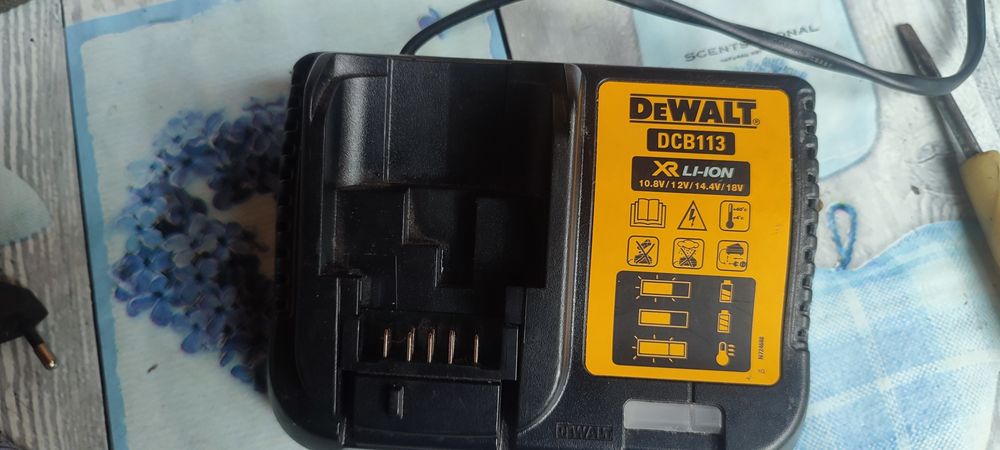 Зарядний пристрій DeWalt DCB113