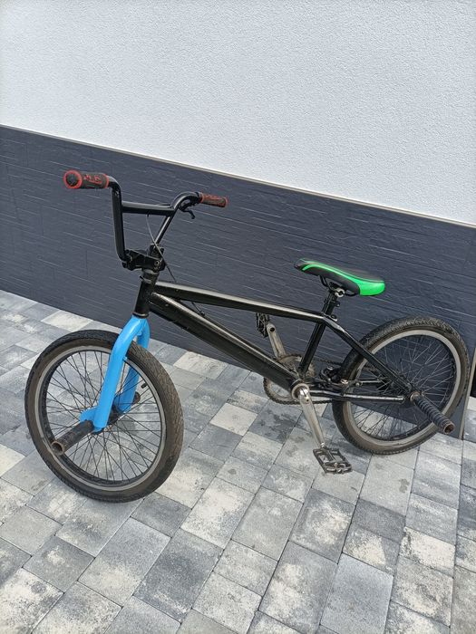Rower BMX czarny.