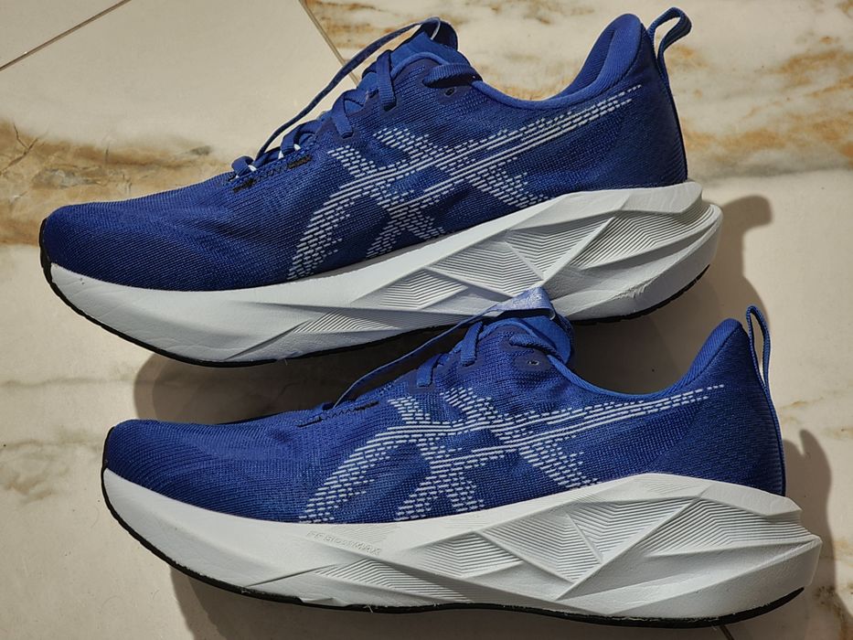Оригінал 100% чоловічі кросівки asics novablast 5  eur 42.5