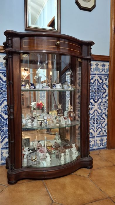 Móvel expositor com interior espelhado