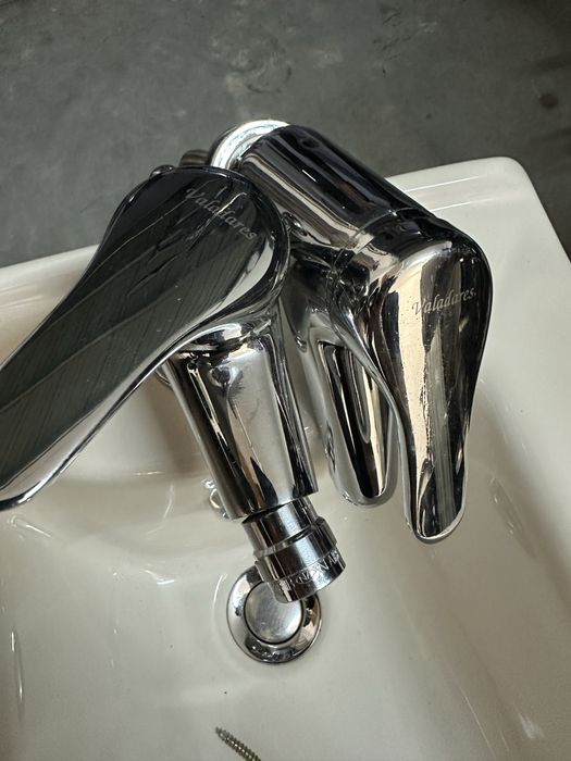 Vendo Base Chuveiro, Bidé e Torneiras