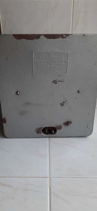 Электродуховка с 4 противнями.