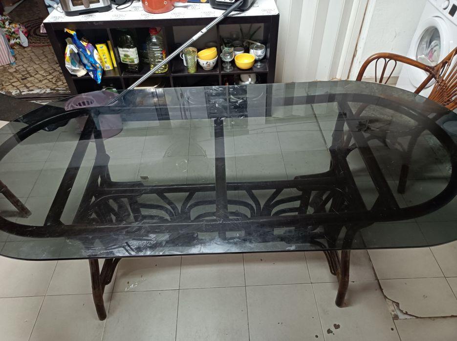 Mesa de bambu com tampo de vidro