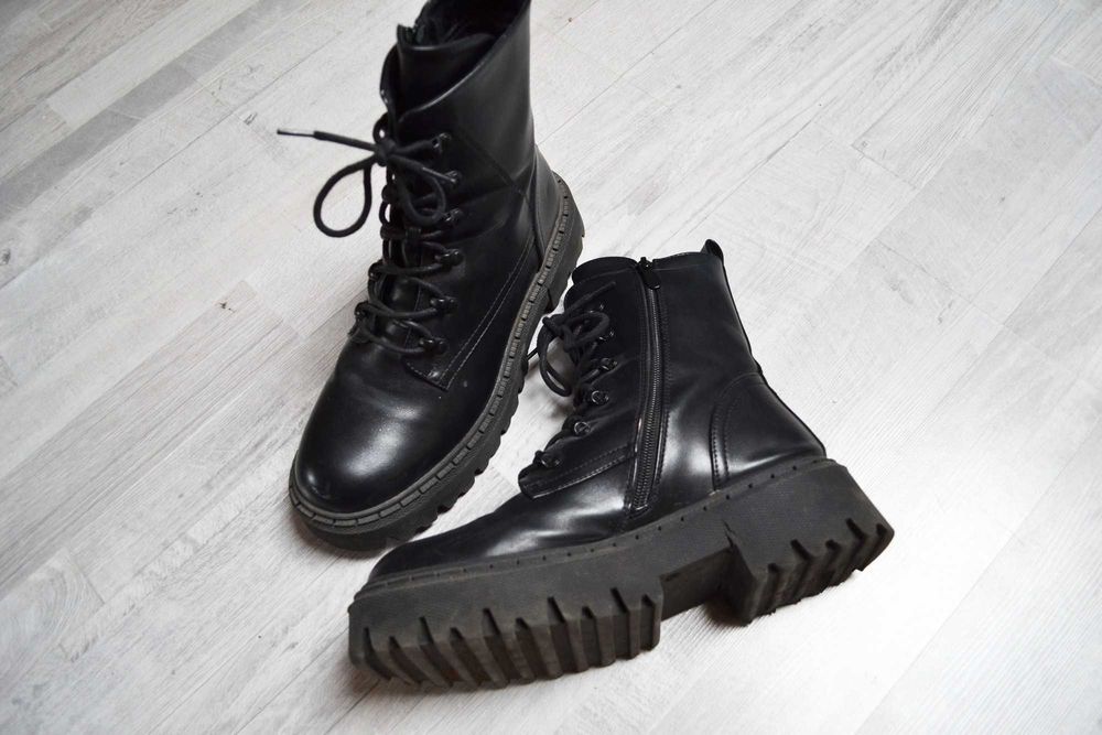 Trapery czarne 41 buty zimowe glany