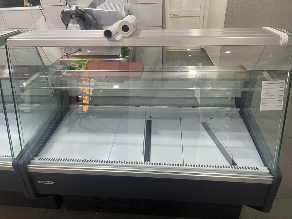 Para venda duas vitrines.