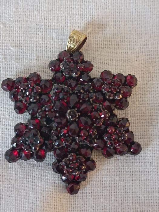 Гранаты  Кулон.Австро-Венрия.Роскошные пиропы