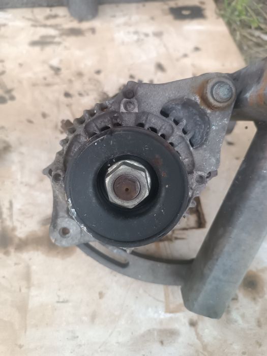 Alternator Kubota D1105 V1505 D722 Oryginalny Denso 16678-64012