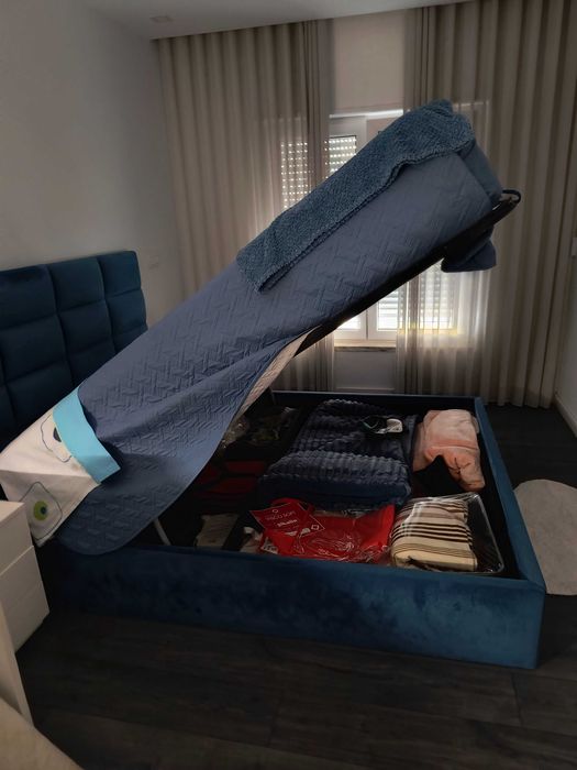 Cama de casal estofada com sommier elevatório e arrumação – 160x200