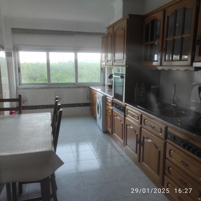 Para Estudante Quarto Amplo Junto à Universidade Europeia e Metro Pontinha (Linha Azul)