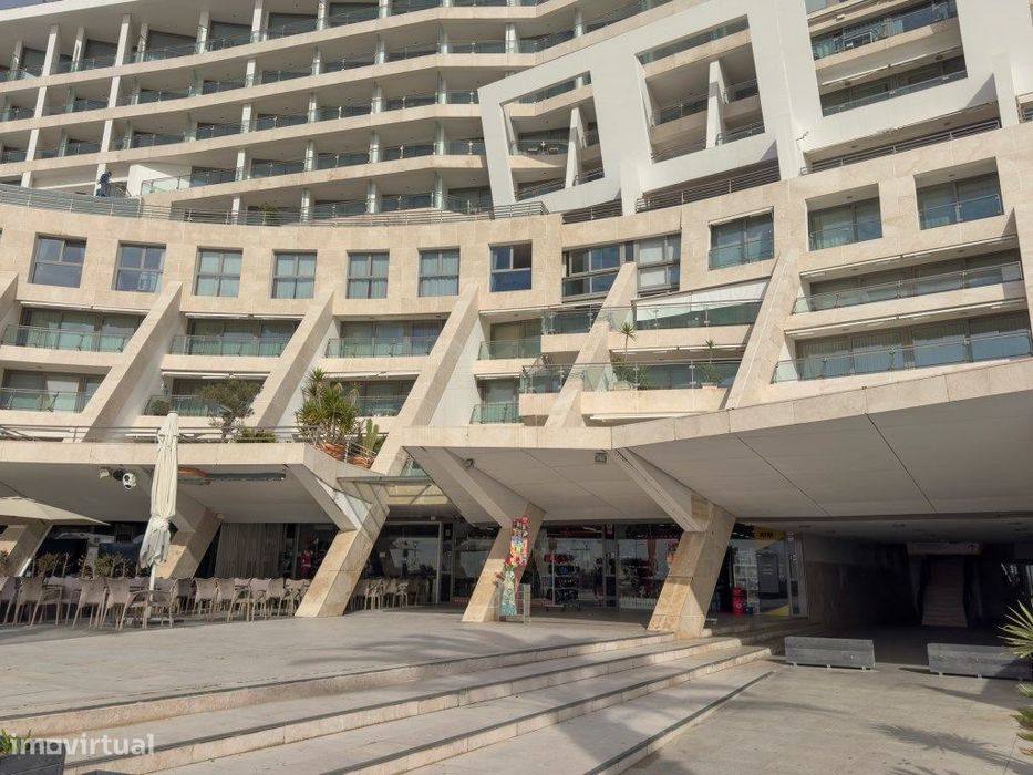 Loja à Venda na Praça da Califórnia, Sesimbra