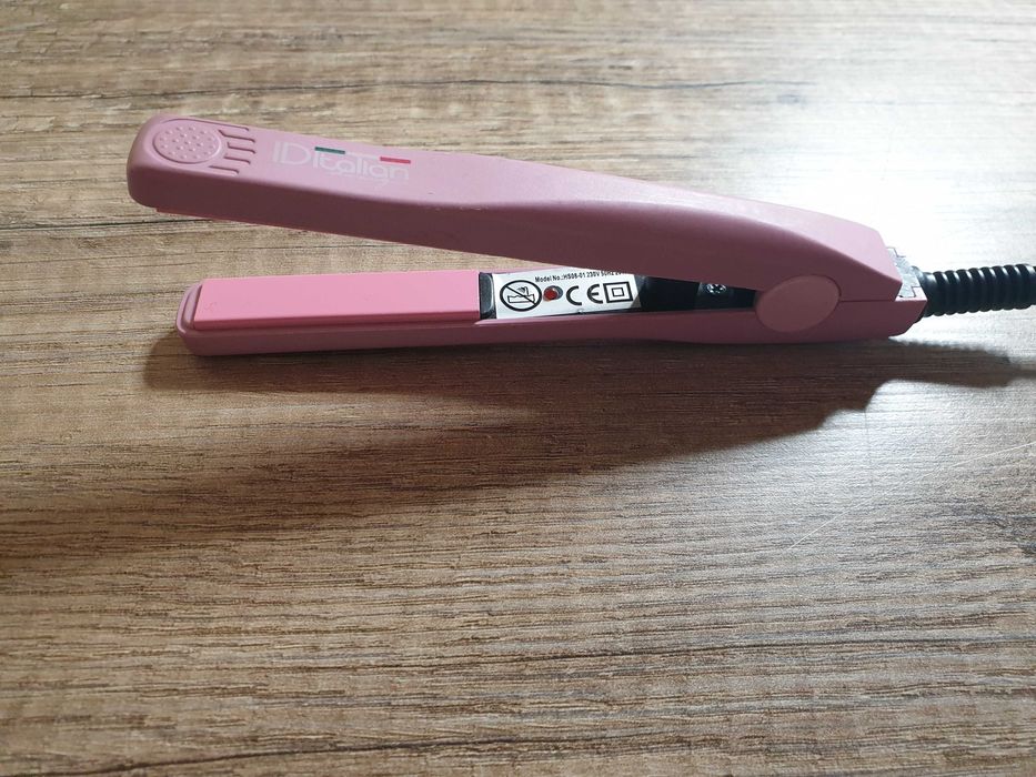 Prancha de cabelo cor de rosa da marca IDItalian Design