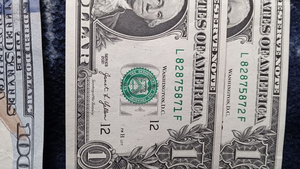 Tanio sprzedam nowe banknoty 1$ z kolejnymi numerami, stan idealny. Także nowe 10zł z kolejnymi numerami  i inne.