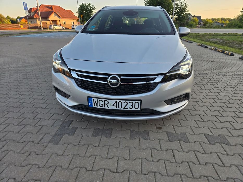 Opel Astra Sports Tourer + Intellux full led.