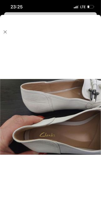 Білі жіночі лофери бренду Clarks