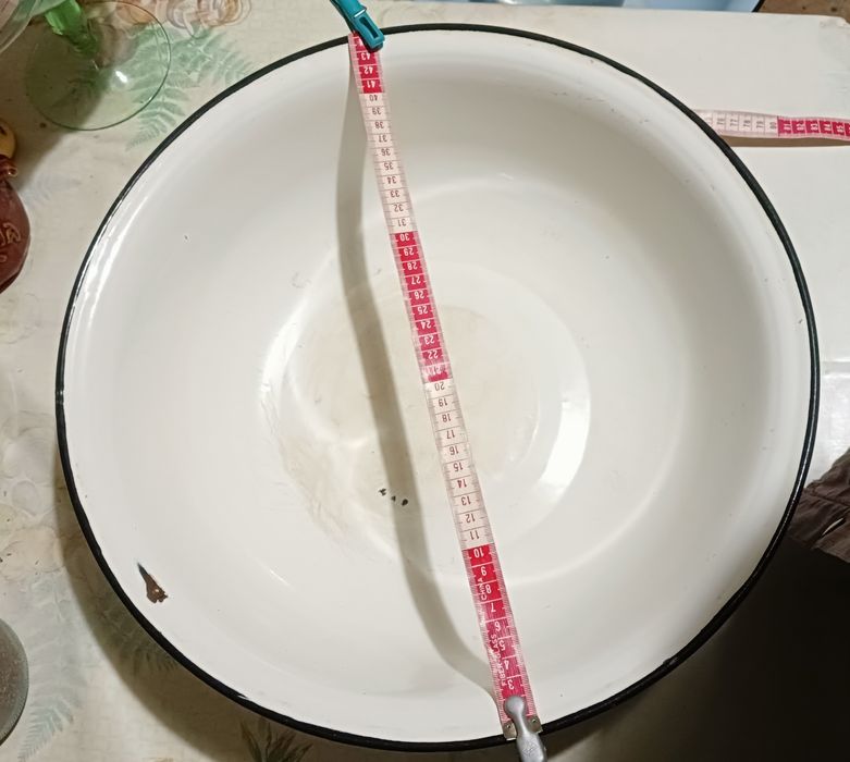 Миска алюминиевая. Эмалированная, пластмасовые. Бутыли стеклянные 10л.