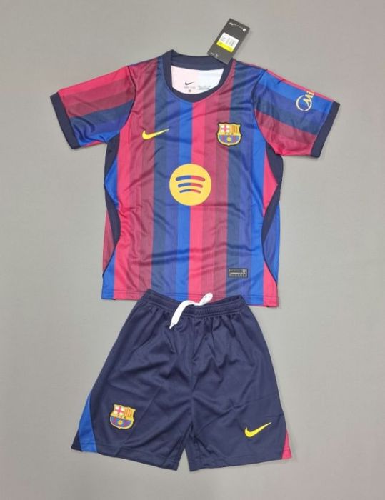 Kit de camisola e calção do Barcelona